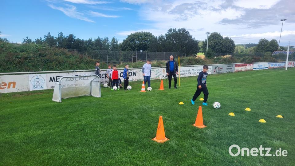 Ganz aktiv war der Nachwuchs beim Fußballspielen bei der SpVgg im Rahmen des Ferienprogramms. Juniorentrainer Franz Bulenda versteht es die Kinder zu begeistern. Bild: gi