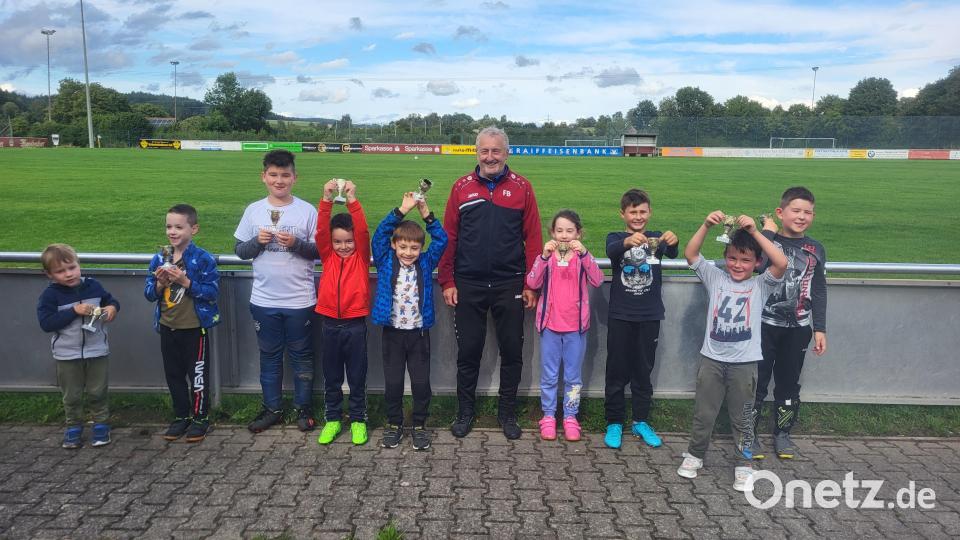 Ganz aktiv war der Nachwuchs beim Fußballspielen bei der SpVgg im Rahmen des Ferienprogramms. Juniorentrainer Franz Bulenda verstand es die Kinder zu begeistern. Am Schluss erhielten alle einen Pokal, den sie stolz zeigen. Bild: gi