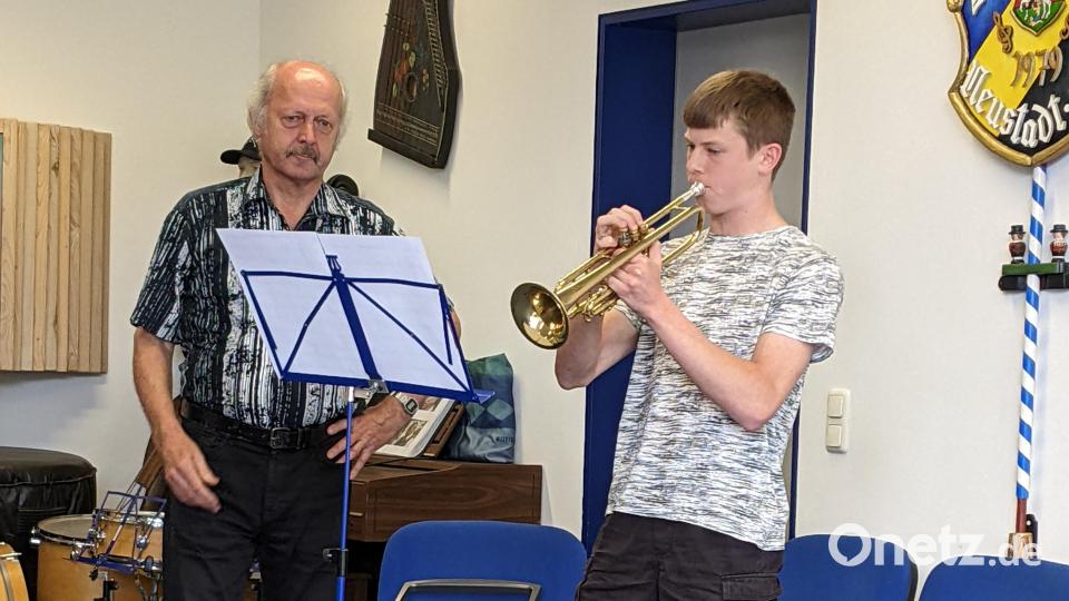 Bravourös spielt Stefan Kallmeier aus Altenstadt/WN seine beiden Vortragsstücke. Die richtigen Einsätze gibt Musiklehrer Josef Kadlec (links). Bild: kwl