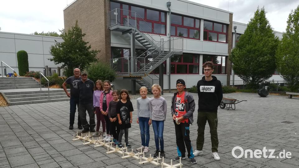 Im Pausenhof der Schule wurden die Wurfspiele gleich ausprobiert. Bild: Johann Wurm/exb