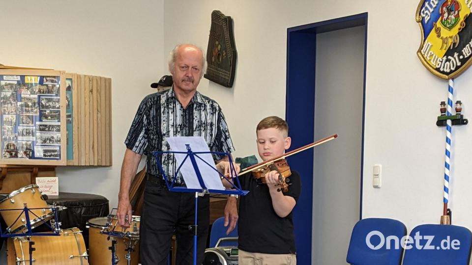 Georg Derheim zeigt, was er auf der Violine innerhalb kurzer Zeit schon alles gelernt hat. Bild: kwl