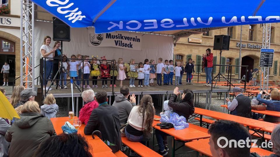 Die Jüngsten im Musikverein Vilseck, die „Burgzwerge“ aus der Musikalischen Früherziehung, zeigen in einer Regenpause auf der Bühne ihre Tänze. Bild: Stefanie Gradl