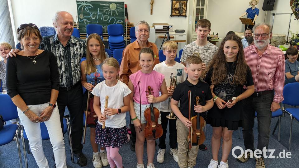 Hohes Niveau zeigen die musikalischen Schützlinge beim Vortragsnachmittag des tschechischen Musiklehrers Josef Kadlec (Zweiter von links, daneben seine Ehefrau Alena). Es ist sein letzter Einsatz an der Neustädter Musikschule, da er das Rentenalter erreicht hat. Bild: kwl