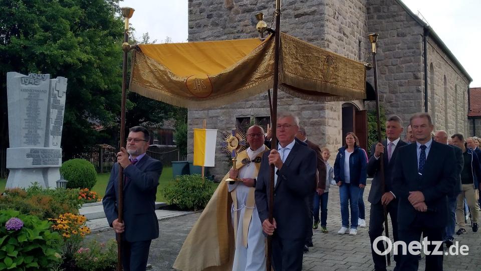 Kleinschwand feiert das Patrozinium: Der Eucharistiefeier folgt eine Prozession durch die Ortschaft. Bild: rfi