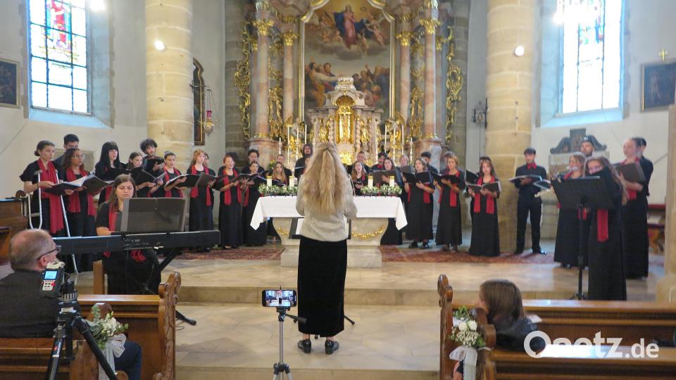Beim Kirchenkonzert mit einem griechischen Chor wurden die Zuhörer auf eine musikalische Reise entführt, die geprägt war von Harmonie, Leidenschaft und einer unverkennbaren griechischen Note. Bild: jzk