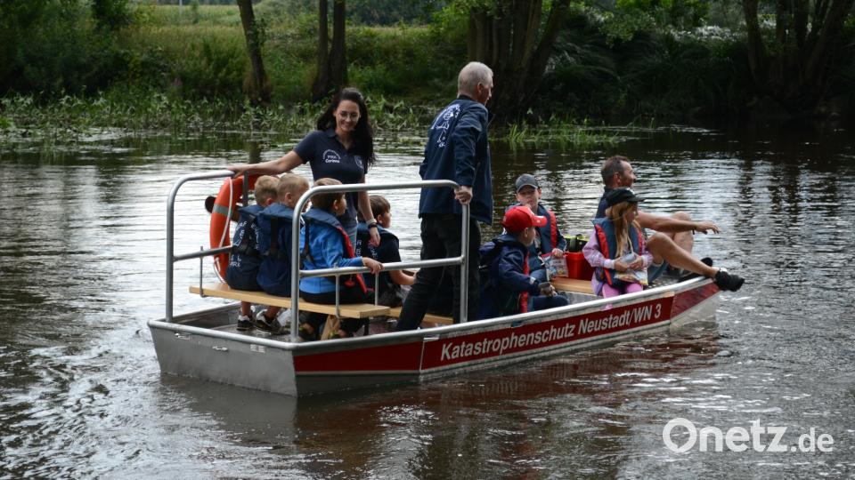 Mit kleinen Naschtüten hatte Leiterin der Bootstour Corinna Zintl die kleinen Abenteurer ausgestattet. Bild: kki