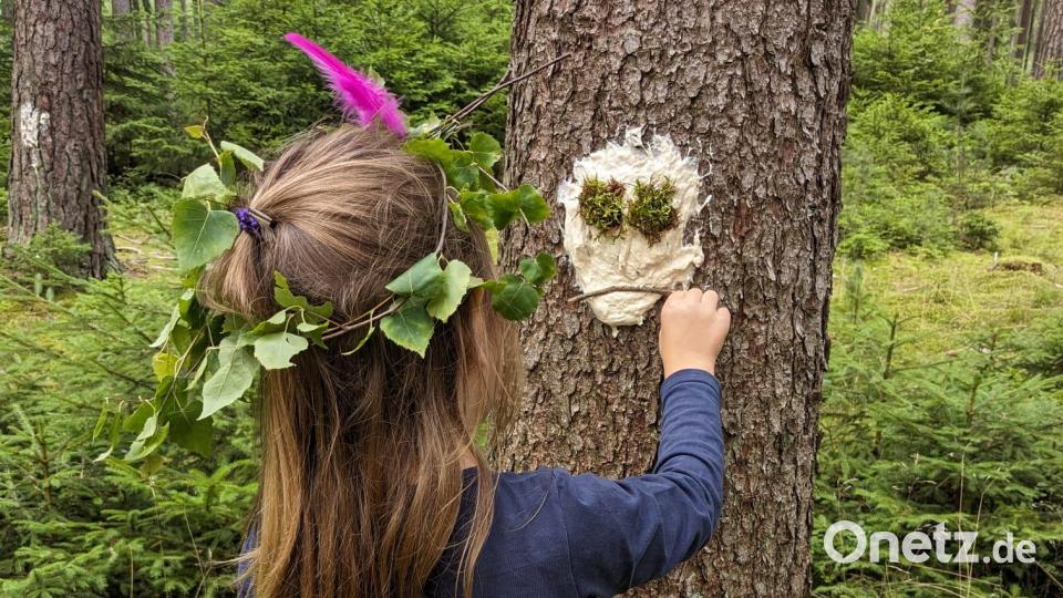 Aus einem Teig modellierten die Kinder Waldgesichter. Bild: Corinna Karger-Hostalka/exb