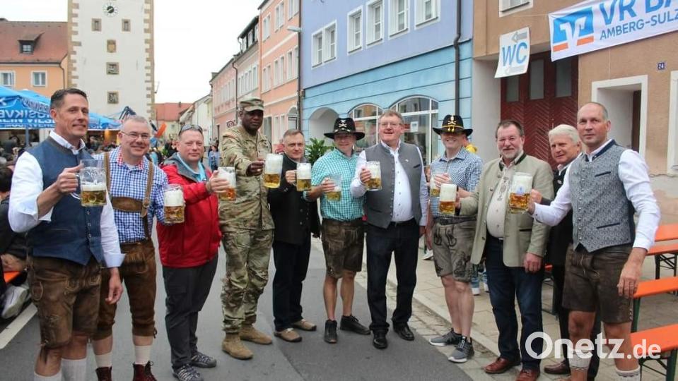 Zum Bieranstich waren viele Kommandeure des US-Army aus Vilseck und Grafenwöhr gekommen, um mit dem Vorstand Christian Winklmann, Braumeister Karl Winkler und Bürgermeister Hans-Martin Schertl am Marktplatz zu feiern. Bild: Stefanie Gradl