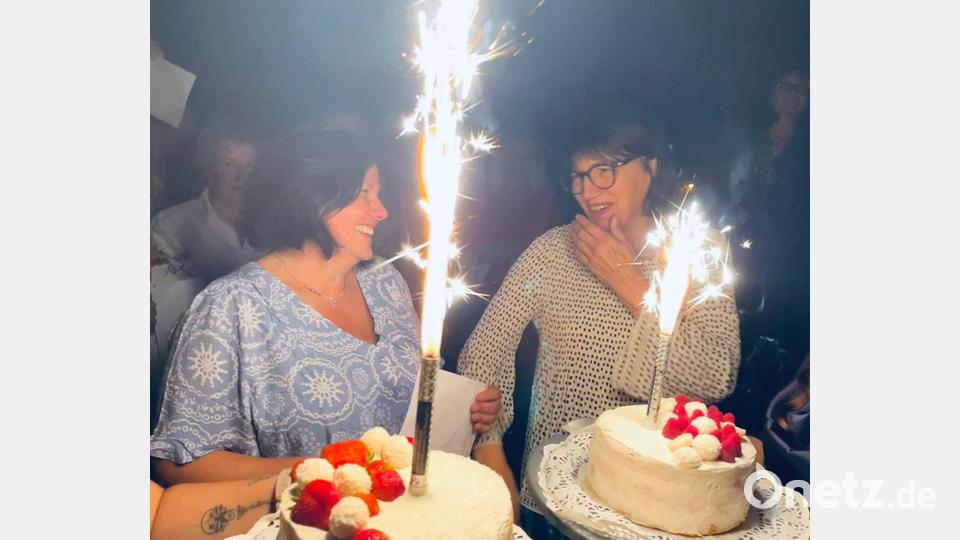 Mit Wunderkerzen und Luftballons mit guten Wünschen verabschiedete das Team der Caritas Grafenwöhr (von links) Johanna Schüller und Christine Nanlohy. Bild: Michaela Ditz/exb