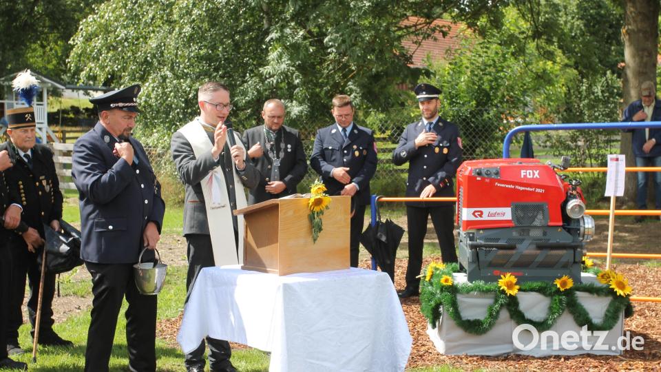 Pfarrer Adam Karolczak segnet die neue Pumpe. Bild: pi