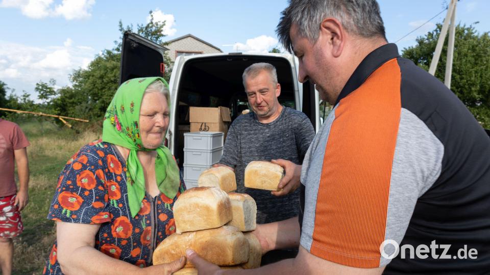Mit dem Projekt "Rollende Backstube" unterstützt der Verein Space-Eye Menschen in der Ukraine. Andreas Lehner (Mitte) aus Weiden ist dabei, als in Dörfern der Region um Nikopol Brote verteilt werden. Bild: Sabine Franzl