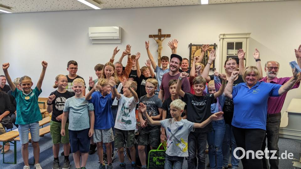 „It’s Time to say goodbye“ heißt es für den beliebten Schlagzeuglehrer Johannes Preßl (in der Mitte mit Mütze), da er sich zukünftig mehr auf die Musik im Profibereich konzentriert. Alle Mitwirkenden beim Schülerkonzert strengten sich deshalb besonders an. Bild: kwl