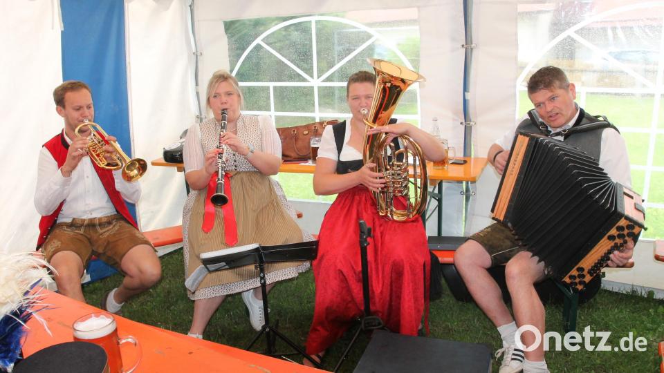 Die &quot;Zoigl-Kryner&quot; erhalten beim Spielplatz- und Pumpenfest viel Beifall. Bild: pi