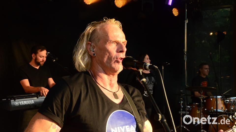 Die Band &quot;Pop nach 8&quot; begeistert ihre Fans bei der Sommerserenade. Bild: Kunz
