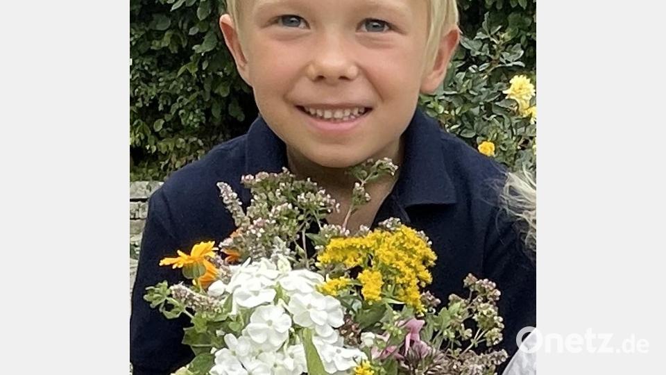 Noah mit selbst gepflückten Kräutern und Blumen für die Weihe. Bild: gis