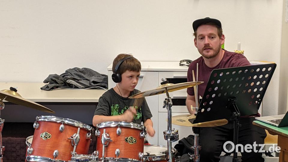 Mit großem Eifer serviert der jüngste Teilnehmer David Merkl die einzelnen Passagen am Drumset. Rechts daneben Schlagzeuglehrer Johannes Preßl. Bild: kwl