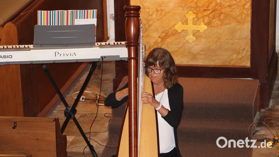 Heidi Wohlfahrt, hier an der Harfe, hatte die Gesamtleitung bei der Weißenberger Abendmusik. Bild: gru
