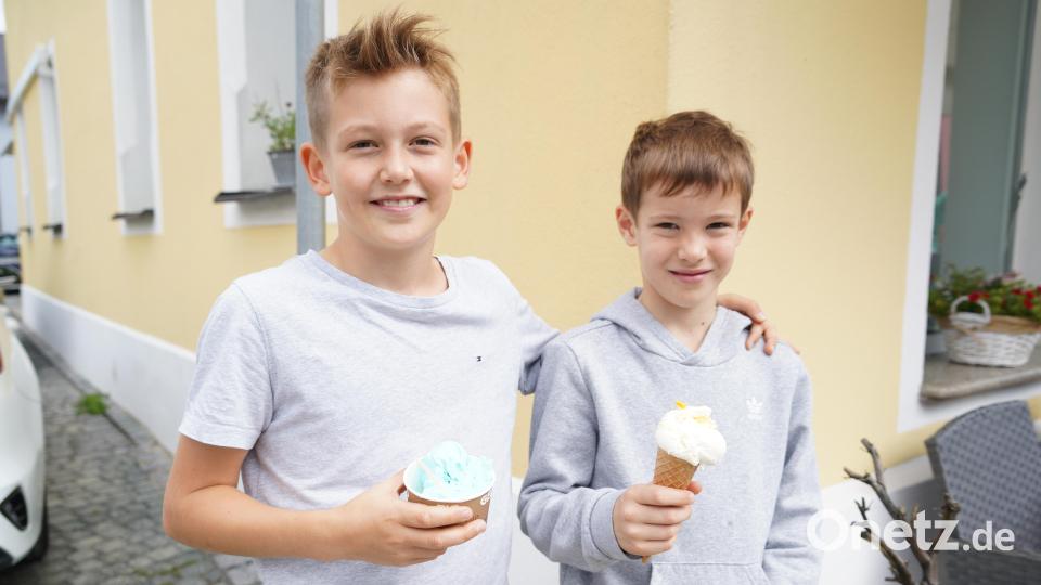 Die Eis-Tournee von Oberpfalz-Medien machte in diesem Jahr wieder Halt in Kemnath. In der Eisdiele "Creazioni di Gelato" von Mirco Tedde haben sich Frederik und Nikolai Schmid eine Kugel Eis abgeholt. Bild: kaz