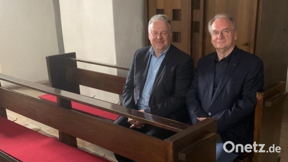 Reiner Haseloff, Ministerpräsident von Sachsen-Anhalt, war zu Besuch im Landkreis Amberg-Sulzbach. In der Heimatkirche von Landrat Richard Reisinger, St. Marien in Sulzbach-Rosenberg, nahm er auf Reisingers Stammplatz Platz. Bild: Berschneider/exb
