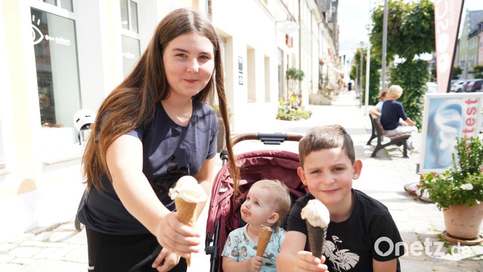 Ines, Romy und Matheo lassen sich ihr Eis schmecken. Bild: kaz