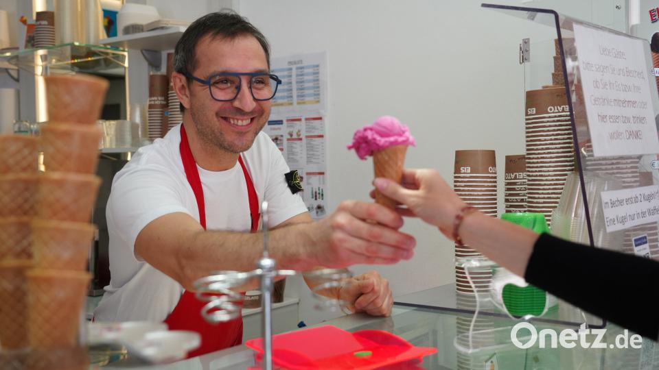 Inhaber Mirco Tedde übergibt eine Kugel &quot;Dragon Summer&quot;. Bild: kaz