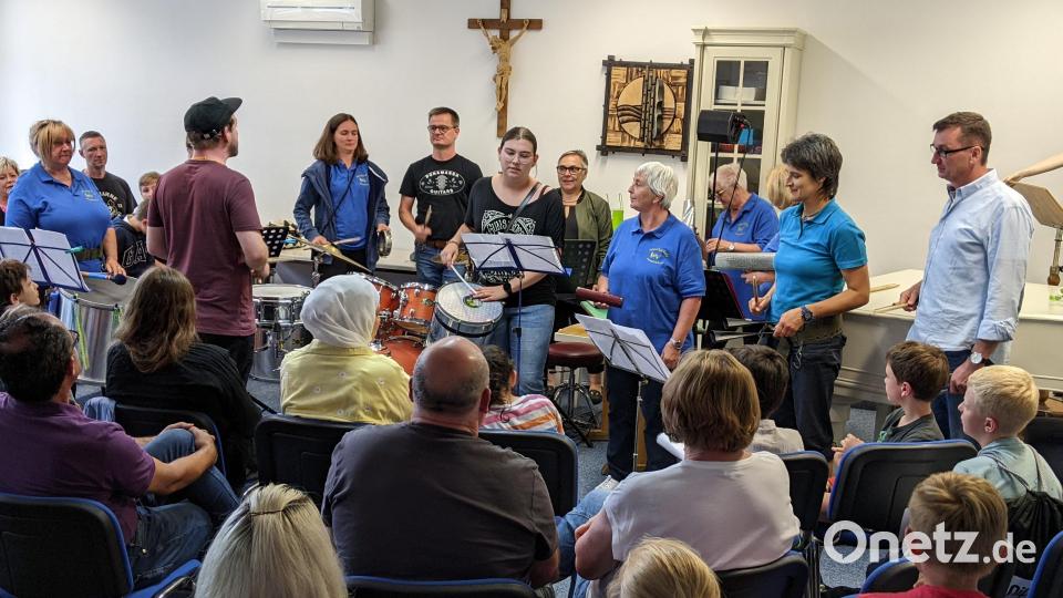 Eine tolle Truppe ist das Percussions-Ensemble. Mit den verschiedensten rhythmischen Instrumenten sind die Teilnehmer mit voller Begeisterung bei der Sache. Bild: kwl