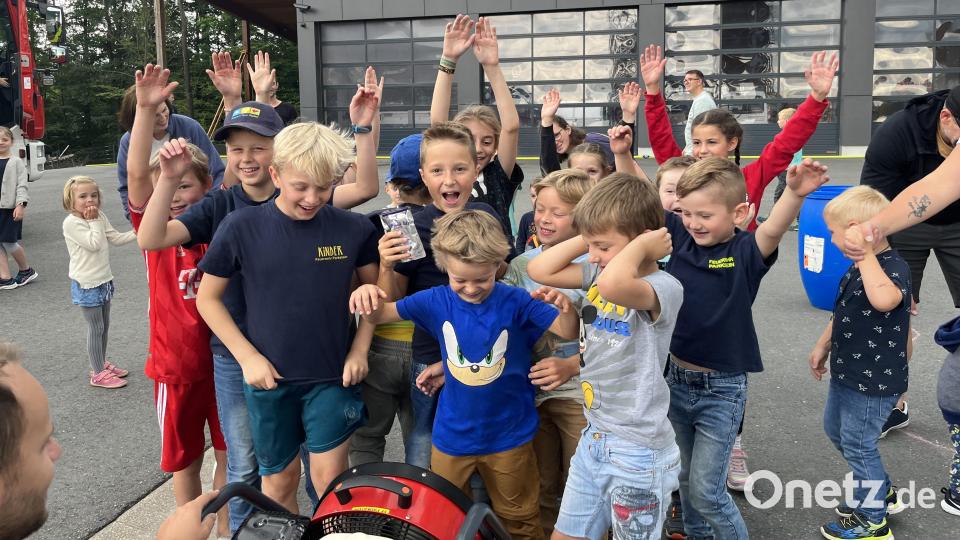Gut gelüftet - die Kinder haben Riesenspaß bei der Feuerwehr. Bild: Tobias Plößner/exb