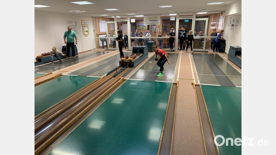Viel Spass hatten die Kinder beim Kegeln in d`Wirtschaft. Bild: adj
