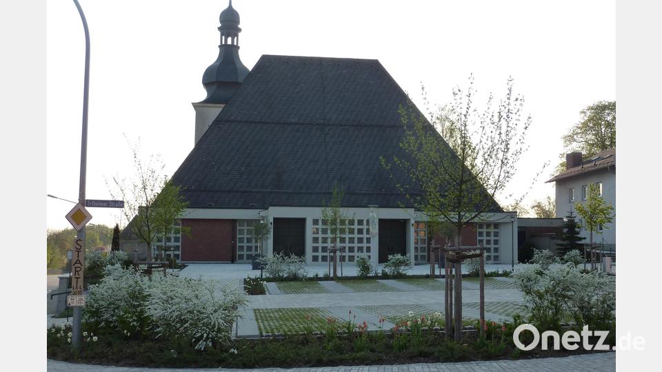 Der Kirchplatz in Hohenkemnath ist im Zuge der Dorferneuerung neu gestaltet worden. Bild: Johann Schmaußer/exb