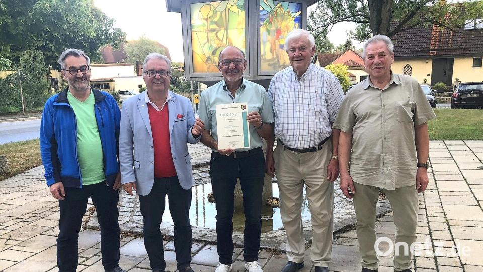 Gottfried Hofmann (Mitte) hat die Johann-Andreas-Schmeller-Medaille erhalten. Dazu gratulierten (von links) Stefan Werner, Bürgermeister Toni Dutz, Vorsitzender Erich Trottmann und Rainer Röthig vom befreundeten Chor aus Glauchau-Rothenbach.