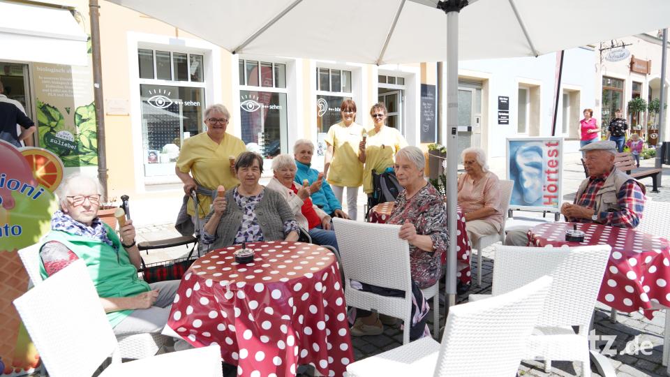 Die Bewohner des BRK-Seniorenzentrums aus Kemnath waren ebenfalls zur Eisdiele gekommen. Bild: kaz