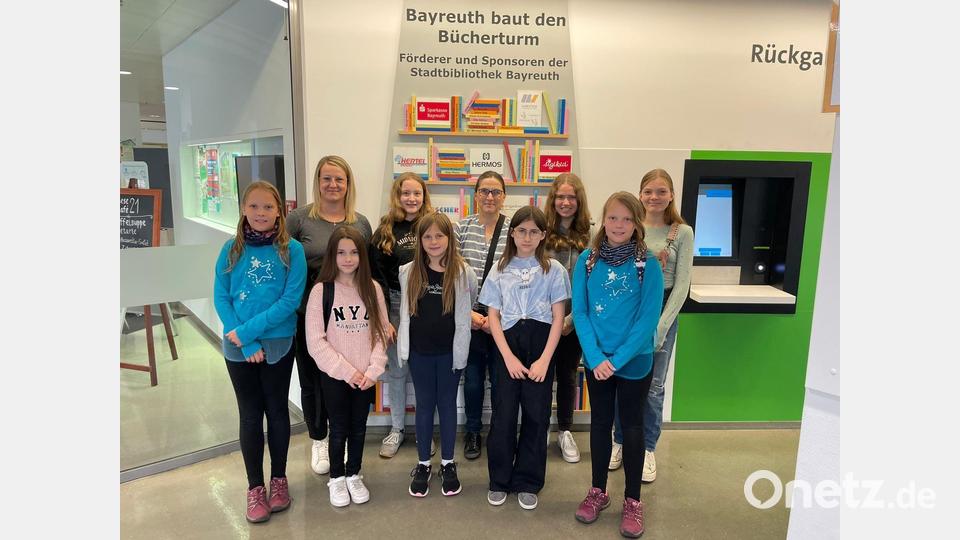 Die Bücherei Kastl besuchte mit einigen Kindern die Stadtbibliothek in Bayreuth. Bild: Margit Dobmeier/exb