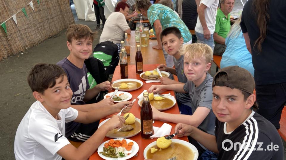 Große und kleine Sportler lassen sich das Mittagessen schmecken. Bild: kap