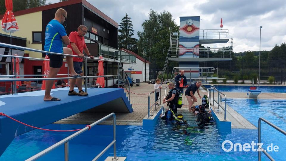 Unter fachkundiger Anleitung von Mitgliedern des TC Nautilus konnten Mädchen und Buben im Freibad Mitterteich das Tauchen mit Ausrüstung ausprobieren. Bild: Doris Czerwik/exb