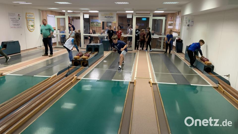 Viel Spaß hatten die Kinder beim Kegeln in &quot;d`Wirtschaft.&quot; Bild: adj