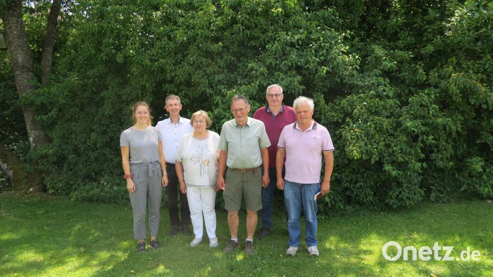 Der Vorstand der Teilnehmergemeinschaft zur Dorferneuerung Hohenkemnath löst sich selbst auf (von links): stellvertretende Vorsitzende Katharina Mägerl, Bürgermeister Albert Geitner, Irmgard Wenkmann, Josef Schmaußer, Vorstandsvorsitzender Helmut Beer und Johann Schmaußer, der Sprecher der örtlichen Teilnehmergruppe während der ganzen Verfahrensperiode. Bild: Manuel Biller/exb