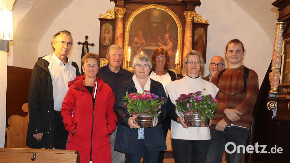 Die Solisten des Sommerkonzerts in St. Veit und geehrte Sängerinnen des Kirchenchors: (von links) Pfarrer Andreas Utzat, Kirchenchorleiterin Elsbeth Maderer, Posaunenchorleiter Günther Pilhofer, Mathilde Kraus, Heidi Wohlfahrt, Cordula Plach, Vertrauensmann Rudi Gruber und Emil Radl. Bild: gru
