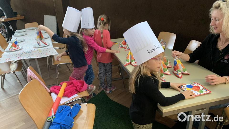 Auch die Tische mussten dekoriert werden. Bild: adj