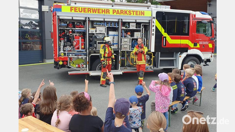 Die Kinder verfolgen gespannt die Erklärungen der Wehrmänner. Bild: Tobias Plößner/exb