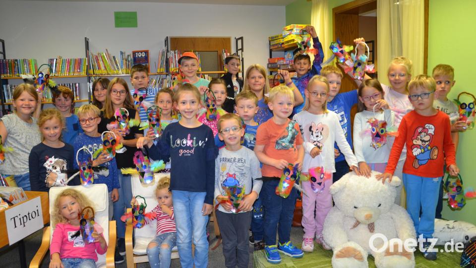 Kinder gestalteten eine Laterne aus einer PET-Flasche, die verziert wurde. Stolz zeigten sie ihr Werk. Bild: gi
