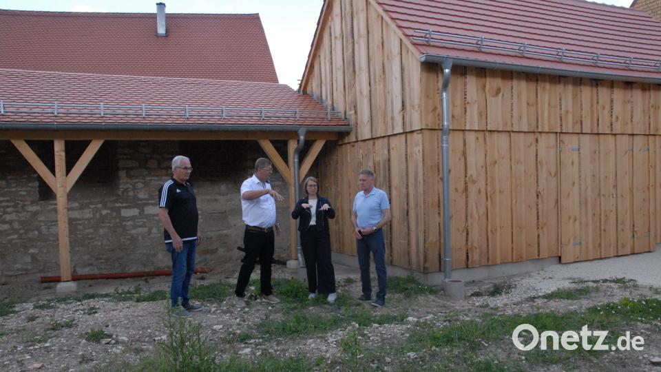 Bei einer Stippvisite informiert sich Bundestagsabgeordnete Susanne Hierl über die geplanten Arbeiten im Hopfengarten. hier mit den drei Bürgermeistern Peter Braun (Zweiter von links), Martin Bauer und Mathias Huger. Bild: pop