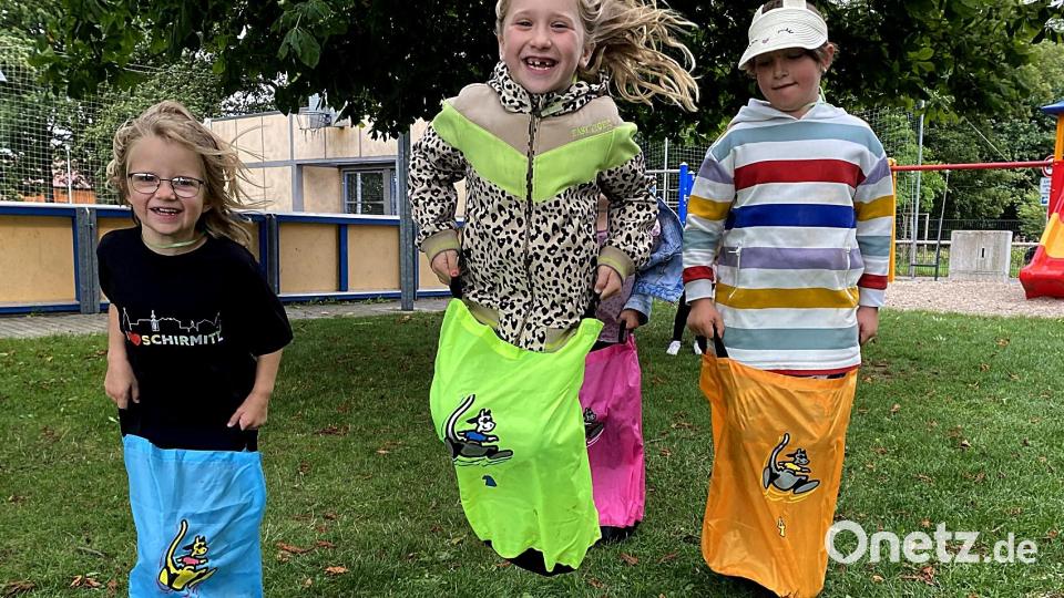 Die Kinder toben sich beim Spielenachmittag der Frauen-Union in Schirmitz nach Herzenslust aus.. Bild: R. Kreuzer