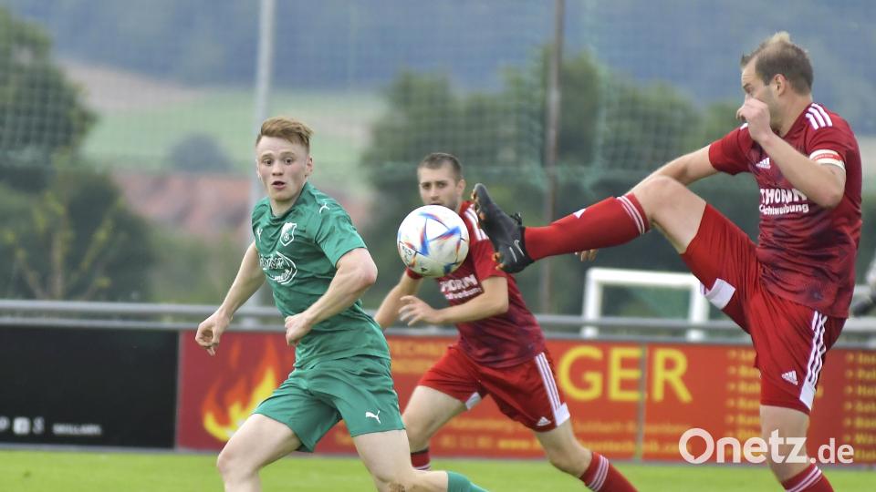Die SpVgg Pfreimd (rechts Nicolas Schmid, Szene aus der Partie in Schlicht/5:1) empfängt am Samstag den FV Vilseck. Archivbild: Hubert Ziegler