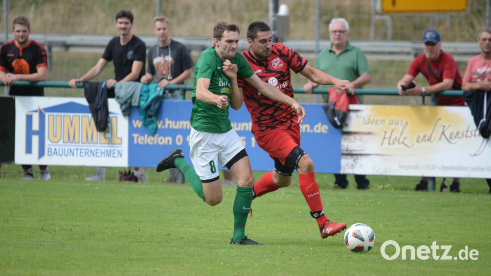 Der SV Schmidmühlen (rotes Trikot, Szene aus der Partie gegen den FC Wernberg/1:4) tritt am Samstag beim 1. FC Schlicht an. Archivbild: Andreas Brückmann