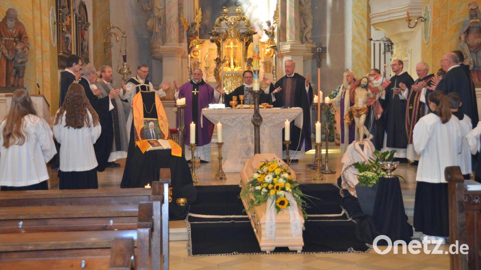 Mit Hauptzelebrant Dekan Alexander Hösl (Mitte) und dem offiziellen Vertreter von Bischof Rudolf Voderholzer, Domkapitular Michael Fuchs (rechts), stand auch Pfarrer Gerhard Dirscherls ehemaliger Kaplan Pfarrer Alfons Forster aus Michldorf mit weiteren 14 Priestern am Altar, um sich von einem beliebten Geistlichen zu verabschieden. Bild: dob