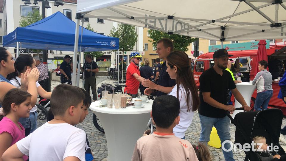 Die Polizei spendiert Kaffee und kommen mit Schwandorfern ins Gespräch. Bild: ihl