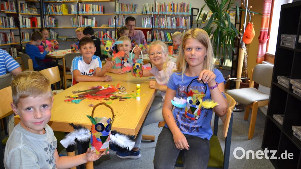 Die Kinder gestalten beim Ferienprogramm in Moosbach eine Laterne aus einer Plastikflasche. Stolz zeigen sie ihr Werk. Bild: gi