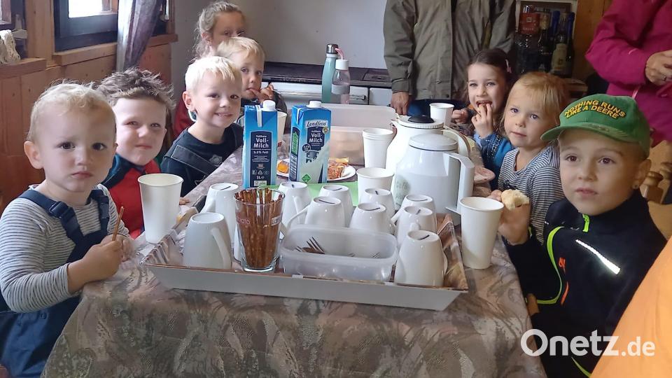 Eine Gruppe der insgesamt 28 Kinder lässt sich Eis und das von der Vorsitzenden Monika Gleißner selbst gebackene Hefegebäck schmecken. Bild: no