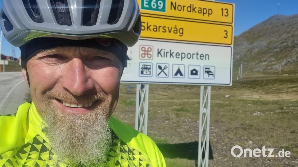 Fast geschafft. Josef Reger am letzten Wegweiser Richtung Nordkap. Bild: Josef Reger