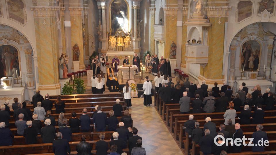 Vor dem Altar baute Dekan Alexander Hösl neben dem Sarg mit Bischöflich Geistlichen Rat Pfarrer Gerhard Dirscherl Hostienschale und Messkelch, sowie Stola und Evangeliar auf. Davor brannte die Osterkerze als Hoffnungszeichen der Auferstehung. Bild: dob